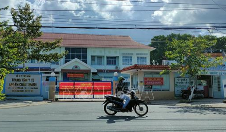 Bat tam giam Giam doc trung tam Y te huyen ke khong kinh phi chong dich