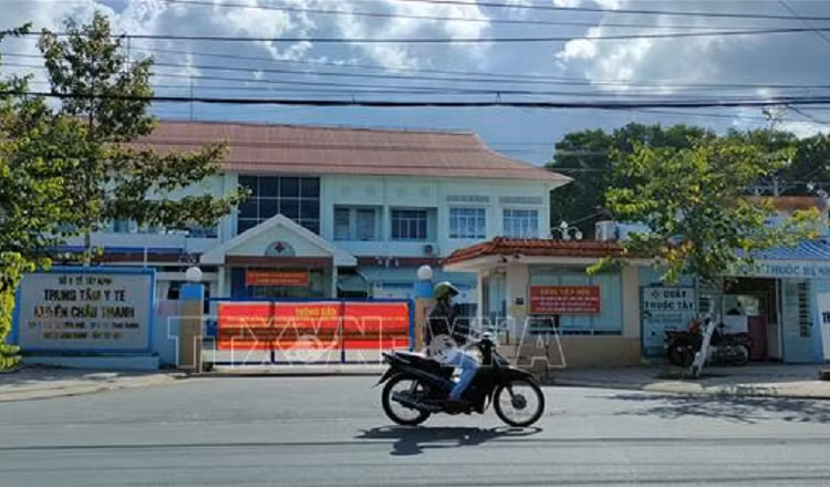 Bat tam giam Giam doc trung tam Y te huyen ke khong kinh phi chong dich