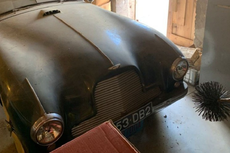 Thông qua các bức ảnh, ta thấy chiếc xe không có vết gỉ sét rõ ràng, tất cả các phụ tùng vẫn nguyên vẹn, và lớp sơn có thể sáng bóng trở lại sau khi lau rửa sạch sẽ. Chiếc DB2 này mới được phát hiện ở Wisconsin, Mỹ, và nó đúng là một chiếc xe nguyên bản với mã số động cơ và hộp số khớp dữ liệu sản xuất. Chiếc xe đi kèm với đầy đủ giấy tờ, và có vẻ như nó đã được đặt hàng thông qua một đại lý ở Chicago.