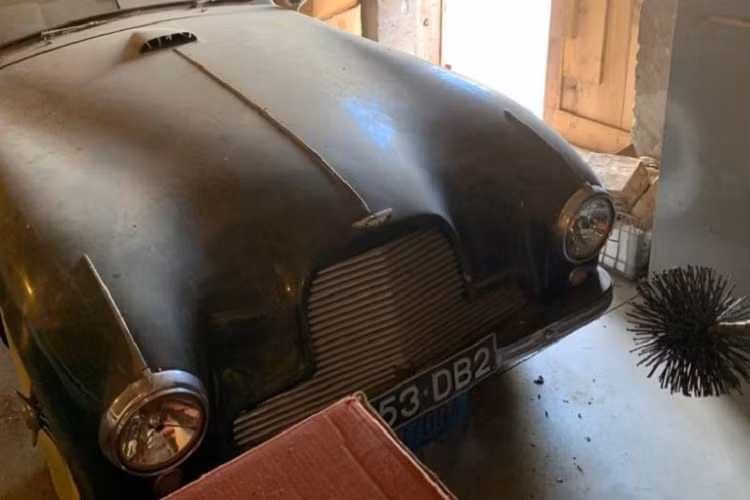 Thông qua các bức ảnh, ta thấy chiếc xe không có vết gỉ sét rõ ràng, tất cả các phụ tùng vẫn nguyên vẹn, và lớp sơn có thể sáng bóng trở lại sau khi lau rửa sạch sẽ. Chiếc DB2 này mới được phát hiện ở Wisconsin, Mỹ, và nó đúng là một chiếc xe nguyên bản với mã số động cơ và hộp số khớp dữ liệu sản xuất. Chiếc xe đi kèm với đầy đủ giấy tờ, và có vẻ như nó đã được đặt hàng thông qua một đại lý ở Chicago.