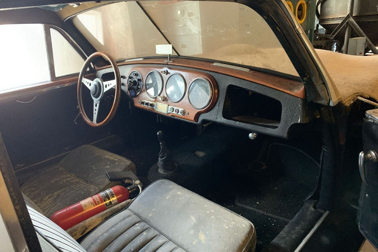 Aston Martin DB2 đã được giới thiệu vào năm 1950 và được sản xuất cho đến năm 1953. Công ty Anh Quốc chỉ sản xuất 411 chiếc, vì vậy đây là một trong những mẫu DB hiếm nhất trên thị trường. Có sẵn ở cả hai kiểu dáng coupe và mui trần, DB2 có công suất 105 mã lực và 170 Nm mô-men xoắn cực đại. Nó có khả năng đạt tốc độ 97 km/h trong 11,2 giây và đạt tốc độ tối đa 187 km/h. Aston Martin cũng từng đưa ra bản nâng cấp Vantage giúp tăng công suất động cơ lên 125 mã lực.