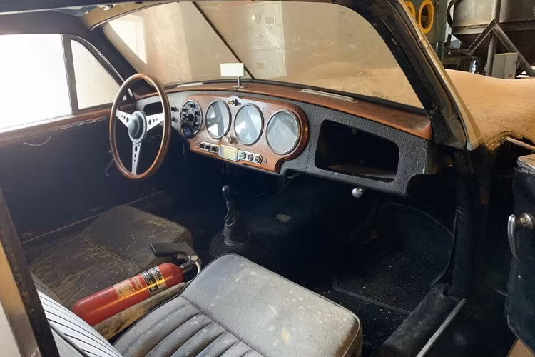 Aston Martin DB2 đã được giới thiệu vào năm 1950 và được sản xuất cho đến năm 1953. Công ty Anh Quốc chỉ sản xuất 411 chiếc, vì vậy đây là một trong những mẫu DB hiếm nhất trên thị trường. Có sẵn ở cả hai kiểu dáng coupe và mui trần, DB2 có công suất 105 mã lực và 170 Nm mô-men xoắn cực đại. Nó có khả năng đạt tốc độ 97 km/h trong 11,2 giây và đạt tốc độ tối đa 187 km/h. Aston Martin cũng từng đưa ra bản nâng cấp Vantage giúp tăng công suất động cơ lên 125 mã lực.