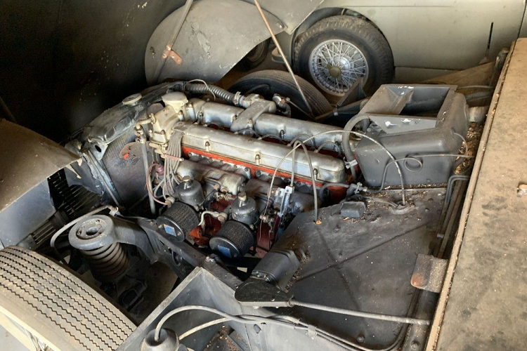 Giá xe Aston Martin DB2 này đang được rao bán trên mạng ở mức 167.500 USD (tương đương 3,8 tỷ đồng), chưa bằng một nửa giá của một chiếc DB2 trong điều kiện bảo dưỡng tốt. Bất kỳ ai chấp nhận mua xe đều sẽ cần bỏ thêm một khoản chi phí kha khá để phục chế nó trở về bộ dạng huy hoàng như vừa sản xuất.