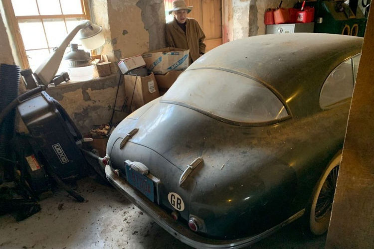 Giống như ngoại thất, cabin cũng có một chút bụi bặm, nhưng nó trông hoàn chỉnh và có vẻ như sẽ hoạt động trở lại chỉ với một chút bảo dưỡng. Mặt táp lô và vô lăng bằng gỗ thực sự trông đẹp một cách đáng ngạc nhiên, và vỏ bọc ghế cũng không có dấu hiệu hao mòn nghiêm trọng. Mọi thứ cũng có vẻ ổn dưới nắp capô, nơi động cơ 6 xi-lanh thẳng hàng dung tích 2,6 lít đang chờ được bảo dưỡng để nổ máy một lần nữa. Ngoài ra, chiếc xe cổ này sẽ cần thay thế một vài trang bị để hoạt động tốt ví như bộ lốp đã quá cũ.