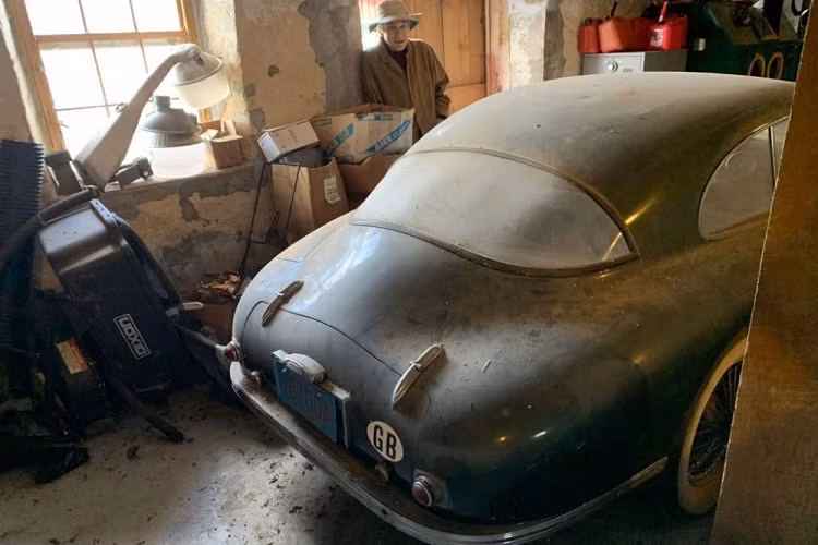 Giống như ngoại thất, cabin cũng có một chút bụi bặm, nhưng nó trông hoàn chỉnh và có vẻ như sẽ hoạt động trở lại chỉ với một chút bảo dưỡng. Mặt táp lô và vô lăng bằng gỗ thực sự trông đẹp một cách đáng ngạc nhiên, và vỏ bọc ghế cũng không có dấu hiệu hao mòn nghiêm trọng. Mọi thứ cũng có vẻ ổn dưới nắp capô, nơi động cơ 6 xi-lanh thẳng hàng dung tích 2,6 lít đang chờ được bảo dưỡng để nổ máy một lần nữa. Ngoài ra, chiếc xe cổ này sẽ cần thay thế một vài trang bị để hoạt động tốt ví như bộ lốp đã quá cũ.