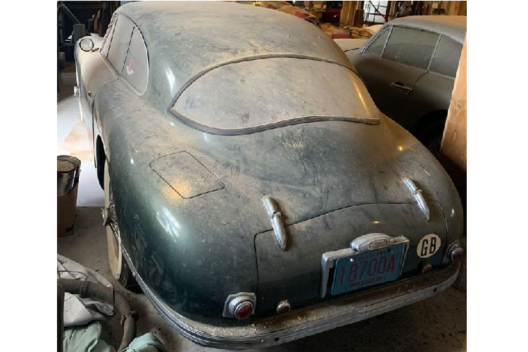 Được mô tả là tìm thấy trong một garage, chiếc xe thể thao Aston Martin DB2 cổ điển này đã chịu cảnh nằm phủ bịu trong vài năm trời. Không may, nó đã không được cất giữ thiếu cẩn thận, với những bức ảnh cho thấy nó phải nằm trong một garage cũ kỹ, lộn xộn, thiếu các điều kiện cần thiết để bảo quản một chiếc xe có giá trị như vậy. Tuy nhiên, trong khi bên ngoài bị bao phủ bởi một lớp bụi dày, chiếc xe dường như vẫn ở tình trạng tốt.