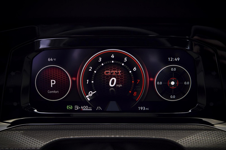 Tại thị trường Mỹ, Volkswagen Golf GTI 2022 có 3 bản trang bị là S, SE và Autobahn. Trong đó, bản S được trang bị vành hợp kim nhôm 18 inch , đèn pha LED, dải đèn LED định vị ban ngày, đèn sương mù trước/sau và đèn hậu LED tiêu chuẩn. Tiếp đến là tay nắm cửa có đèn, gương ngoại thất có sấy, đèn chờ dẫn đường và cửa mở không cần chìa khóa.