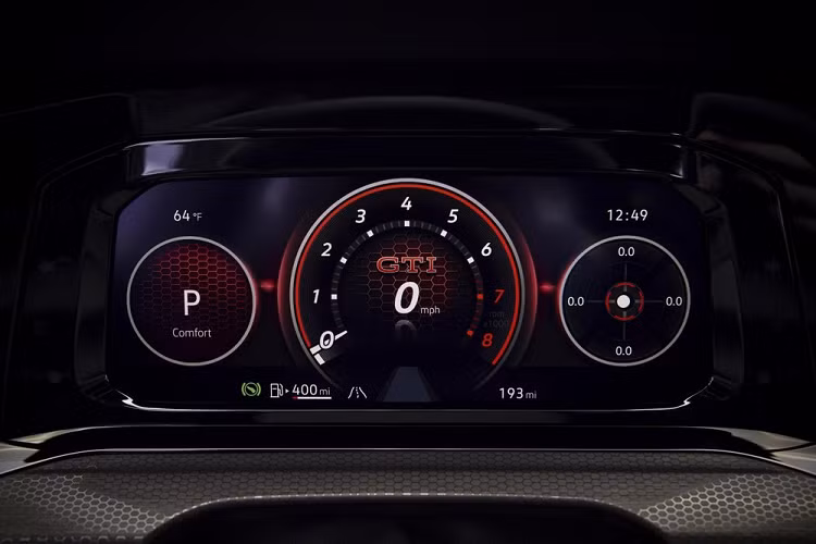 Tại thị trường Mỹ, Volkswagen Golf GTI 2022 có 3 bản trang bị là S, SE và Autobahn. Trong đó, bản S được trang bị vành hợp kim nhôm 18 inch , đèn pha LED, dải đèn LED định vị ban ngày, đèn sương mù trước/sau và đèn hậu LED tiêu chuẩn. Tiếp đến là tay nắm cửa có đèn, gương ngoại thất có sấy, đèn chờ dẫn đường và cửa mở không cần chìa khóa.