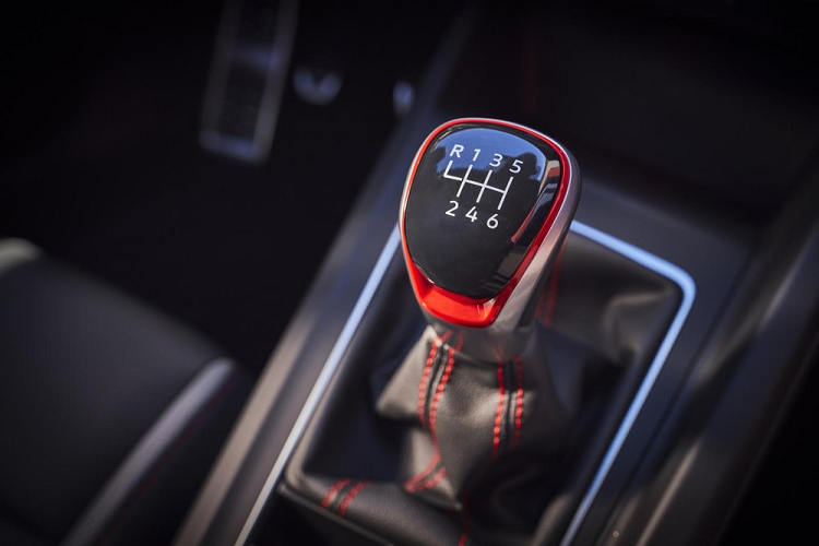 Bên trong Volkswagen Golf GTI S 2022 có những trang bị tiêu chuẩn như bảng đồng hồ kỹ thuật số với màn hình 10,25 inch, màn hình thông tin giải trí 8,25 inch, hệ thống âm thanh 7 loa, sạc điện thoại thông minh không dây, 4 cổng USB-C và hệ thống đèn viền nội thất Ambient Lighting 30 màu. Cần số của hộp số sàn trên bản S được thiết kế hình quả bóng golf đặc trưng của xe GTI.