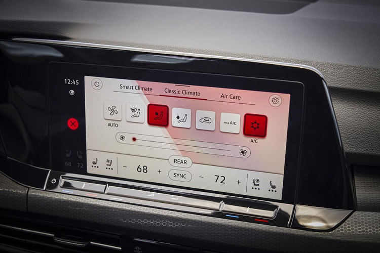 Trong khi đó, bản SE sẽ có thêm đèn pha tự động, màn hình thông tin giải trí 10 inch, kết nối không dây với điện thoại thông minh, tính năng ra lệnh bằng giọng nói, hệ thống âm thanh Harman/Kardon 480 W với 9 loa, kết nối Wi-Fi và tính năng hiển thị biển báo giao thông.