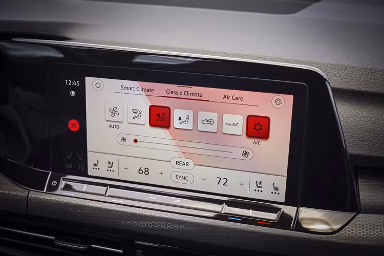 Trong khi đó, bản SE sẽ có thêm đèn pha tự động, màn hình thông tin giải trí 10 inch, kết nối không dây với điện thoại thông minh, tính năng ra lệnh bằng giọng nói, hệ thống âm thanh Harman/Kardon 480 W với 9 loa, kết nối Wi-Fi và tính năng hiển thị biển báo giao thông.