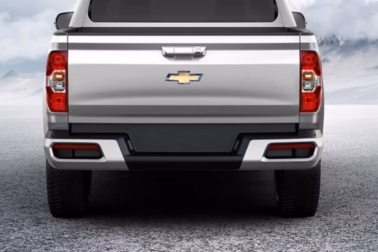 Đầu tiên là động cơ xăng 4 xi-lanh, hút khí tự nhiên, dung tích 2.4L. Thứ hai là động cơ xăng 4 xi-lanh, tăng áp, dung tích 2.0L. Hiện thông số động cơ của mẫu xe bán tải này chưa được hé lộ. Trong khi đó, 2 động cơ này ở Maxus T70 cho công suất tối đa lần lượt là 160 mã lực và 213 mã lực. Động cơ kết hợp với hộp số sàn hoặc hộp số tự động và hệ dẫn động 4 bánh tùy chọn.