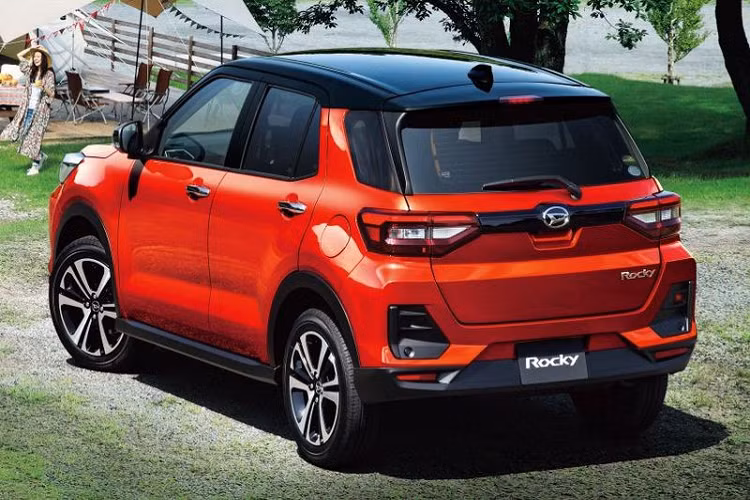 Đuôi xe nổi bật với cụm đèn hậu LED thanh mảnh nằm ngang và nối liền với nhau bằng một thanh nhựa đen dày dặn. Nhìn chung, diện mạo của Daihatsu Rocky và Toyota Raize 2021 tiếp tục chịu ảnh hưởng nhiều từ đàn anh RAV4.