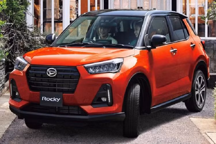 Thay đổi quan trọng nhất của Daihatsu Rocky và Toyota Raize 2021 mới chính là việc bổ sung kết nối Android Auto cho màn hình cảm ứng thông tin giải trí 9 inch (tùy chọn) vốn đã có Apple CarPlay.