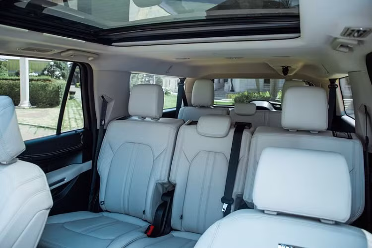 Cụm đèn pha có cấu trúc 2 tầng tinh xảo với tạo hình chữ C góc cạnh ôm trọn lấy phía ngoài của bộ lưới tản nhiệt.