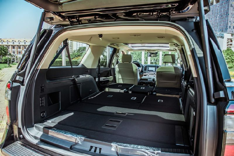 Hàng ghế thứ 2 của Ford Expedition 2021 cũng tương tự, cung cấp trải nghiệm thoải mái và dễ chịu trong những chuyến đi dài. Chưa kể đến việc khách hàng còn có thể lựa chọn nâng cấp ghế thuyền trưởng cho hàng ghế này. Ở cấu hình 7 ghế ngồi, hàng ghế thứ 2 có thể trượt và ngửa ra theo tỷ lệ 40/20/40.
