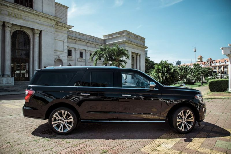 Cung cấp sức mạnh cho Ford Expedition Platinum Max 2021 tại Campuchia là khối động cơ xăng tăng áp kép V6 3.5L sản sinh công suất 375 mã lực và mô-men xoắn cực đại 637 Nm, kết hợp hệ dẫn động 4 bánh và hộp số tự động SelectShift 10 cấp.