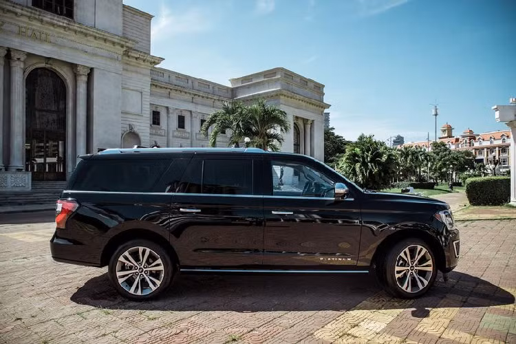 Cung cấp sức mạnh cho Ford Expedition Platinum Max 2021 tại Campuchia là khối động cơ xăng tăng áp kép V6 3.5L sản sinh công suất 375 mã lực và mô-men xoắn cực đại 637 Nm, kết hợp hệ dẫn động 4 bánh và hộp số tự động SelectShift 10 cấp.