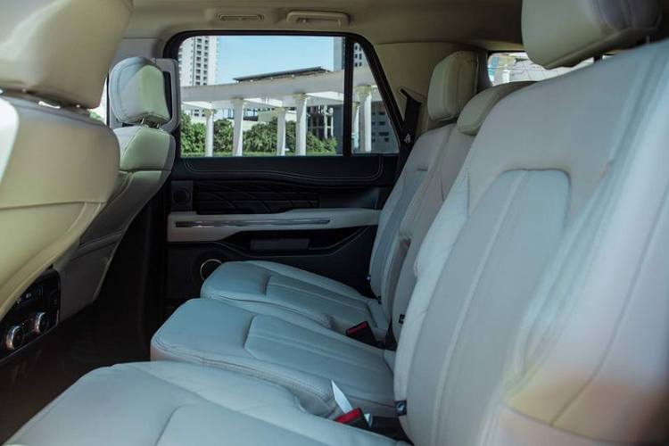 Khi nhìn ngang, thân xe Ford Expedition 2021 mang lại cảm giác quen thuộc khi sở hữu kiểu dáng tương đồng với người anh em Explorer.