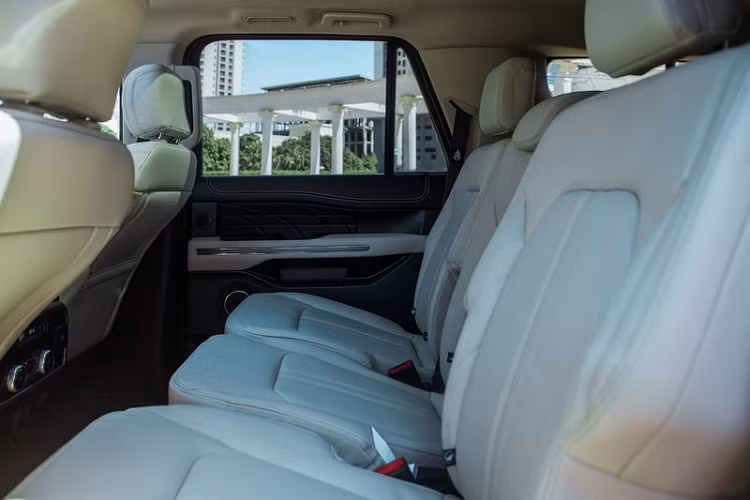 Khi nhìn ngang, thân xe Ford Expedition 2021 mang lại cảm giác quen thuộc khi sở hữu kiểu dáng tương đồng với người anh em Explorer.