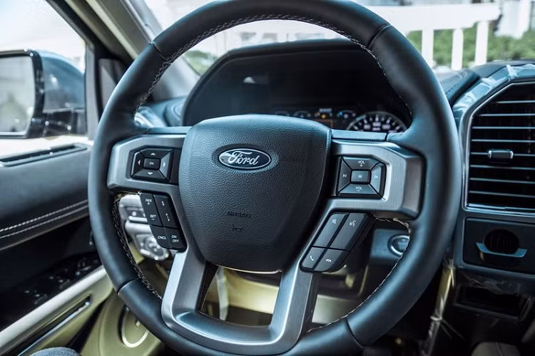 Tiến vào bên trong, Expedition 2021 sở hữu không gian nội thất rộng rãi và sang trọng với 3 hàng ghế tiện nghi. Đáng chú ý, Expedition 2021 vẫn là một mẫu SUV có hàng ghế thứ 3 rộng rãi nhất trên thị trường hiện nay. Đi cùng với đó là khoảng cách trần tuyệt vời và khoảng để vai thoải mái, khiến hàng ghế thứ 3 thậm chí còn trở nên phù hợp với nhiều người có vóc dáng to lớn.