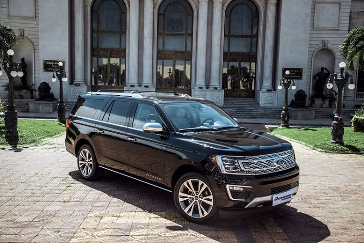  Ford Expedition 2021 mới chia sẻ chung nền tảng cơ bản và kết cấu khung gầm rời với mẫu bán tải F-150, kết hợp cùng các đường nét mượt mà đặc trưng của dòng xe crossover Ford.