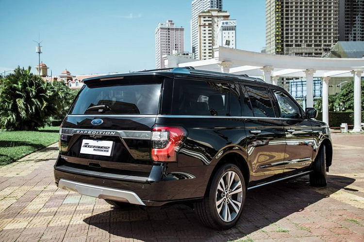 Expedition Platinum Max 2021 chính hãng tại Campuchia được trang bị hệ thống thông tin giải trí SYNC 3 với màn hình cảm ứng 8.0 inch, kết nối Wi-Fi 4G LTE, hai khe cắm USB-A trên mỗi hàng ghế, 4 ổ điện 12V và sạc không dây.