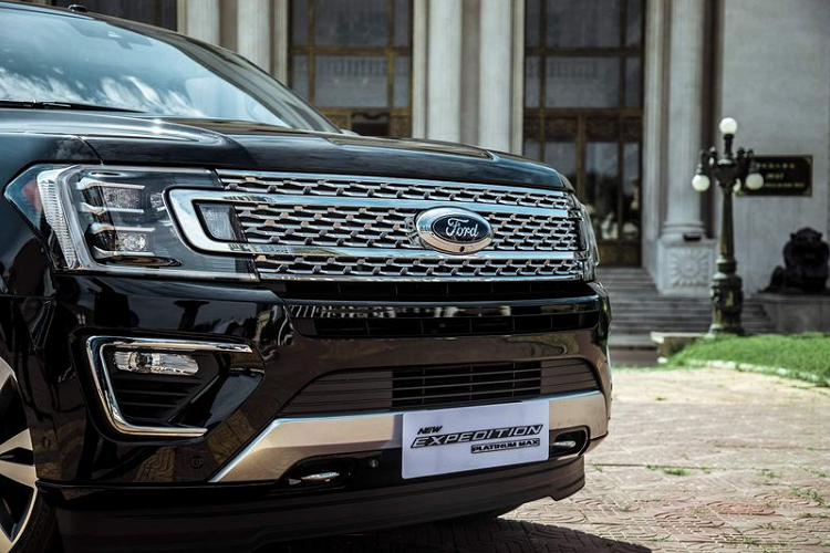Ở phần đầu xe SUV Ford Expedition Platinum Max 2021 mới tại thị trường Campuchia vẫn là bộ lưới tản nhiệt hình thang cứng cáp được mở rộng sang hai bên, với đồ họa gồm các chi tiết mắt xích đẹp mắt.