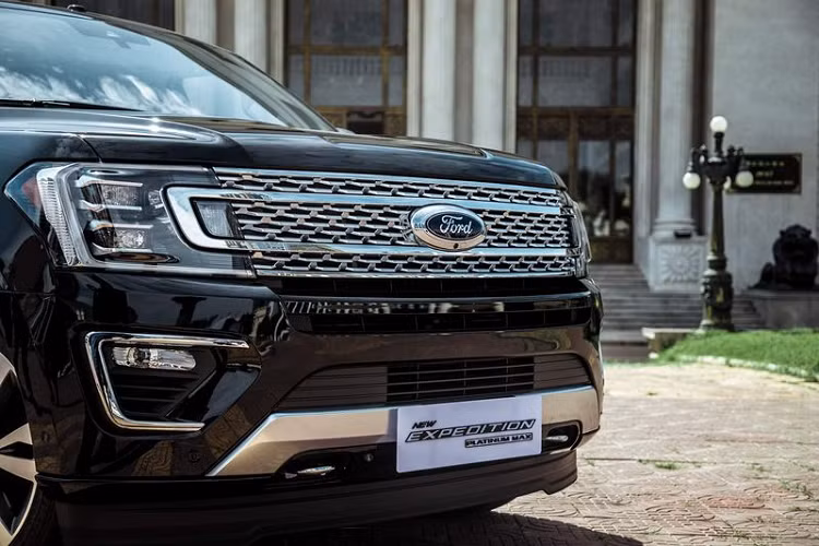 Ở phần đầu xe SUV Ford Expedition Platinum Max 2021 mới tại thị trường Campuchia vẫn là bộ lưới tản nhiệt hình thang cứng cáp được mở rộng sang hai bên, với đồ họa gồm các chi tiết mắt xích đẹp mắt.