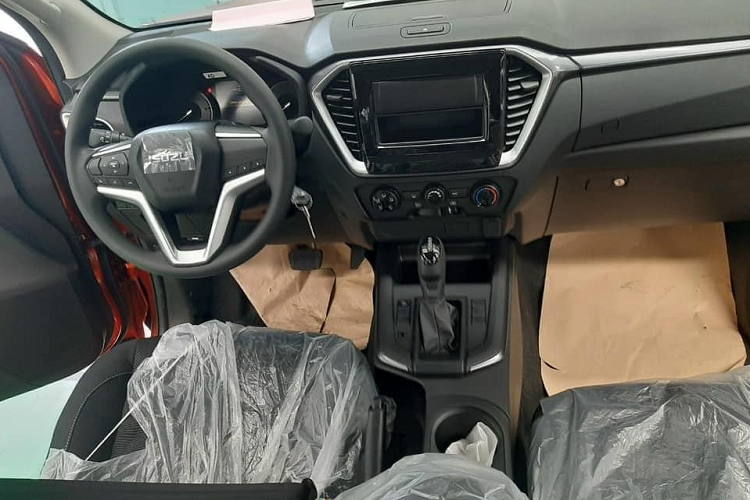 Nếu được chốt giá chính thức như vậy, Isuzu D-Max 2021 sẽ không còn là mẫu xe bán tải rẻ nhất phân khúc tại Việt Nam nhưng vẫn sẽ giữ được mức giá cạnh tranh. Theo đó, với mức giá trên Isuzu D-Max 2021 sẽ đắt hơn Mazda BT-50 một chút nhưng nhìn chung vẫn rẻ hơn Toyota Hilux, Mitsubishi Triton và Ford Ranger.