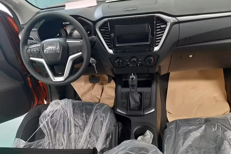 Nếu được chốt giá chính thức như vậy, Isuzu D-Max 2021 sẽ không còn là mẫu xe bán tải rẻ nhất phân khúc tại Việt Nam nhưng vẫn sẽ giữ được mức giá cạnh tranh. Theo đó, với mức giá trên Isuzu D-Max 2021 sẽ đắt hơn Mazda BT-50 một chút nhưng nhìn chung vẫn rẻ hơn Toyota Hilux, Mitsubishi Triton và Ford Ranger.