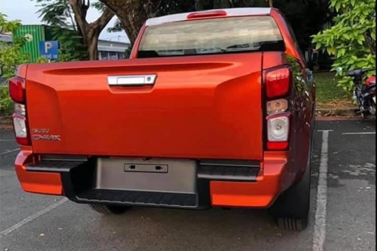 Được biết, trên phiên bản cao cấp nhất xe sẽ được trang bị màn hình giải trí 9 inch, điều hòa tự động 2 vùng, cửa gió ghế sau, khởi động nút bấm. Tại thị trường Thái Lan, màn hình giải trí của Isuzu D-Max 2021 còn có tính năng hỗ trợ Apple CarPlay/Android Auto. 