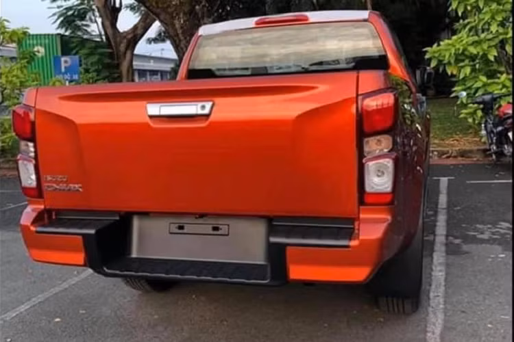 Được biết, trên phiên bản cao cấp nhất xe sẽ được trang bị màn hình giải trí 9 inch, điều hòa tự động 2 vùng, cửa gió ghế sau, khởi động nút bấm. Tại thị trường Thái Lan, màn hình giải trí của Isuzu D-Max 2021 còn có tính năng hỗ trợ Apple CarPlay/Android Auto. 