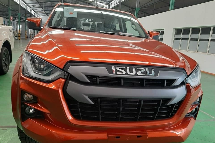 Đồng thời, giá xe Isuzu D-Max 2021 ở thời điểm này cũng đã được hé lộ và theo giới tư vấn bán hàng là rất sát với giá chính thức. Cụ thể, phiên bản LS MT 4x2 của Isuzu D-Max 2021 dự kiến sẽ có giá 630 triệu và 650 triệu cùng 790 triệu đồng cho 2 bản LS AT 4x2 và Type Z AT 4x4.
