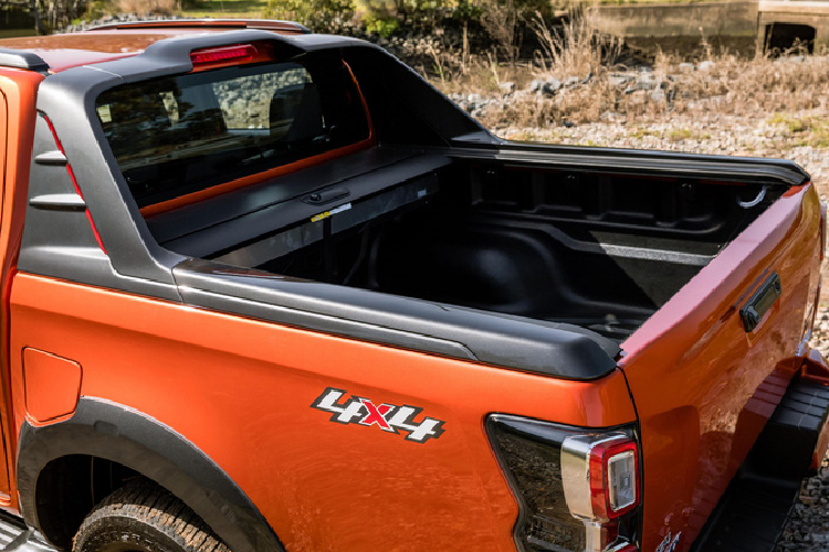 Các trang bị ở thời điểm này vẫn chưa được hé lộ nhưng dựa vào hình ảnh được cung cấp, bản LS AT 4x2 của Isuzu D-Max 2021 sẽ sở hữu ghế bọc nỉ, chìa khóa cơ, điều hòa chỉnh tay nhưng vẫn sẽ có màn hình giải trí 7 inch.