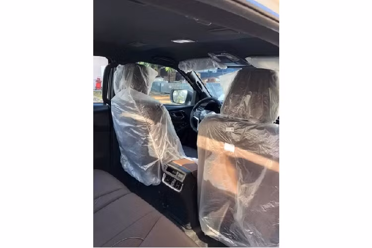 Ở thế hệ mới nhất, mẫu xe bán tải Isuzu D-Max 2021 sở hữu diện mạo hầm hố và hiện đại với lưới tản nhiệt lớn cùng cụm đèn chiếu sáng trước có thiết kế khá góc cạnh, được trang bị bóng bi-LED và tích hợp kèm dải đèn LED định vị ban ngày.