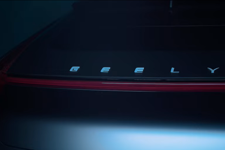 Hình ảnh bên sườn cho thấy Geely Vision Starburst 2022 mới có trang bị bộ bánh xe lớn, cửa mở không có tay nắm. Nội thất Geely Vision Starburst đậm tính công nghệ cao với hệ thống đèn xung quanh "Cosmic Ray", màn hình cảm ứng lớn, vô lăng lạ mắt