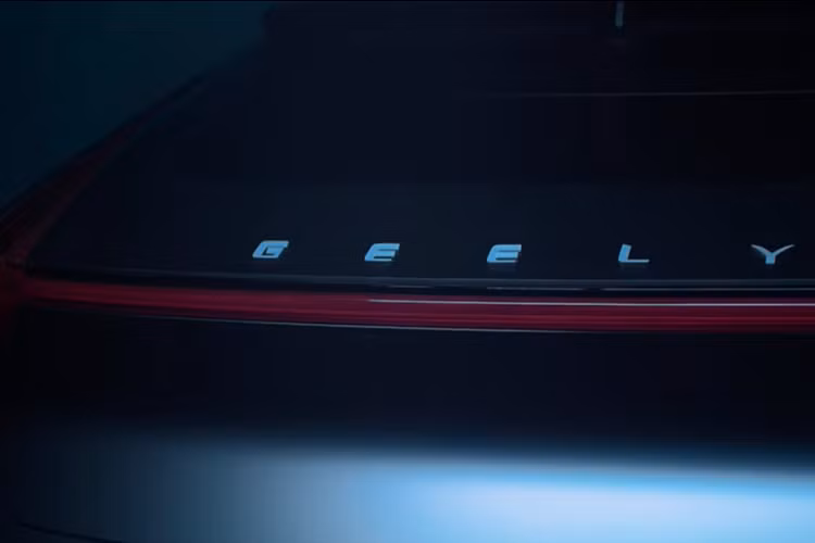 Hình ảnh bên sườn cho thấy Geely Vision Starburst 2022 mới có trang bị bộ bánh xe lớn, cửa mở không có tay nắm. Nội thất Geely Vision Starburst đậm tính công nghệ cao với hệ thống đèn xung quanh "Cosmic Ray", màn hình cảm ứng lớn, vô lăng lạ mắt