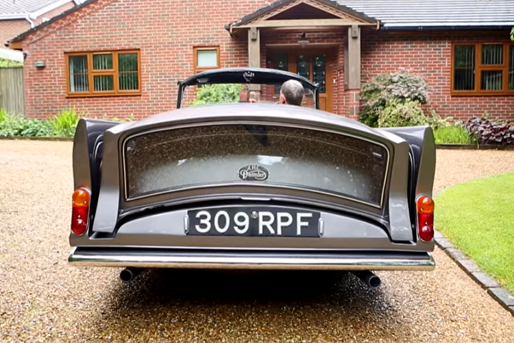 Mẫu xe mui trần Daimler SP250 đã ra mắt lần đầu trong năm 1959 với động cơ V8 dung tích 2.5 lít từ nhà thiết kế động cơ mô tô Edward Turner của Triumph. Động cơ này có buồng đốt hình bán cầu và tạo ra công suất 140 mã lực và 210 Nm mô-men xoắn cực đại. Chiếc xe cũng có phanh đĩa tiêu chuẩn cho cả 4 bánh, một đặc điểm không phổ biến vào thời điểm đó.