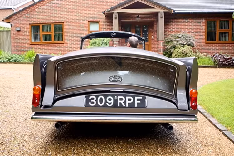 Mẫu xe mui trần Daimler SP250 đã ra mắt lần đầu trong năm 1959 với động cơ V8 dung tích 2.5 lít từ nhà thiết kế động cơ mô tô Edward Turner của Triumph. Động cơ này có buồng đốt hình bán cầu và tạo ra công suất 140 mã lực và 210 Nm mô-men xoắn cực đại. Chiếc xe cũng có phanh đĩa tiêu chuẩn cho cả 4 bánh, một đặc điểm không phổ biến vào thời điểm đó.