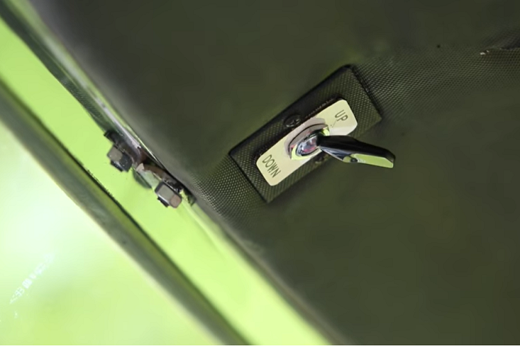 Khi nhìn thoáng qua lần đầu, chiếc SP250 này dường như có là dạng mui cứng. Thiết kế có phần lạ với cửa sổ lớn bên cạnh. Phần nóc xe có hệ thống điện thủy lực, hoạt động thông qua một công tắc trong cabin. Khi kích hoạt, nó trượt về phía sau và rồi hạ thấp xuống đuôi xe. Từ phía sau, người nhìn vẫn có thể thấy kính sau và nhìn được vào cốp, bao gồm cả logo xe.