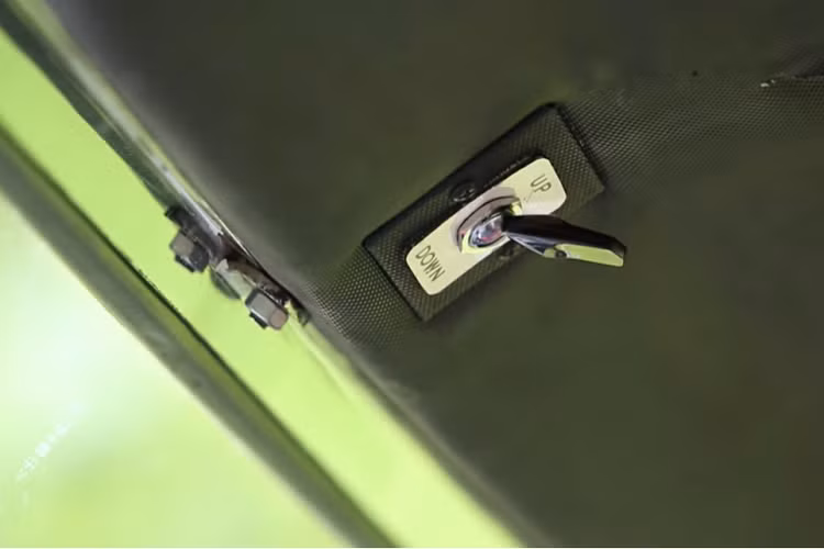 Khi nhìn thoáng qua lần đầu, chiếc SP250 này dường như có là dạng mui cứng. Thiết kế có phần lạ với cửa sổ lớn bên cạnh. Phần nóc xe có hệ thống điện thủy lực, hoạt động thông qua một công tắc trong cabin. Khi kích hoạt, nó trượt về phía sau và rồi hạ thấp xuống đuôi xe. Từ phía sau, người nhìn vẫn có thể thấy kính sau và nhìn được vào cốp, bao gồm cả logo xe.