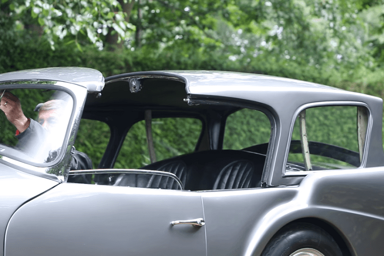 Không nói đến các phiên bản đặc biệt, ngay đến một chiếc Daimler SP250 cổ điển tiêu chuẩn cũng có vẻ ngoài kỳ cục. Lưới tản nhiệt hướng về phía trước của nó khiến người ta nghĩ đến một con cá trê, trong khi chi tiết đèn pha tròn như mắt con bộ và vay cá lớn phía sau lại không hề ăn nhập với phần tròn trịa còn lại của ngoại thất.