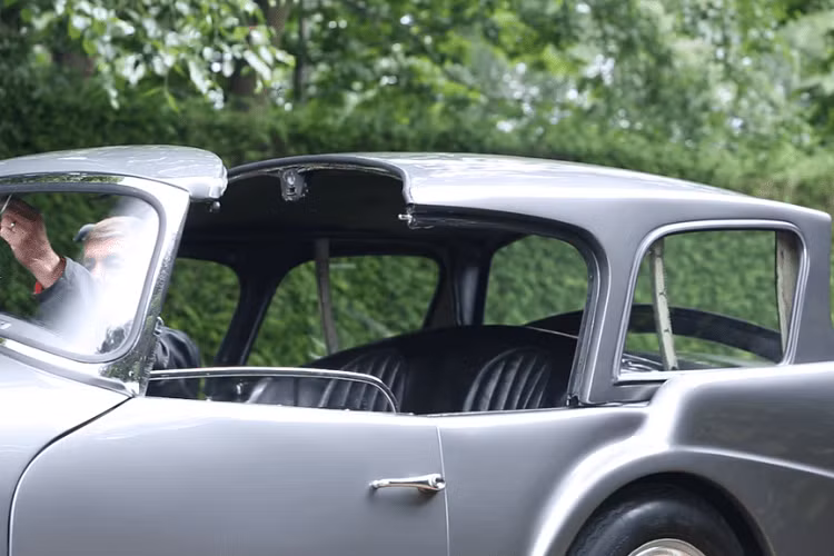 Không nói đến các phiên bản đặc biệt, ngay đến một chiếc Daimler SP250 cổ điển tiêu chuẩn cũng có vẻ ngoài kỳ cục. Lưới tản nhiệt hướng về phía trước của nó khiến người ta nghĩ đến một con cá trê, trong khi chi tiết đèn pha tròn như mắt con bộ và vay cá lớn phía sau lại không hề ăn nhập với phần tròn trịa còn lại của ngoại thất.