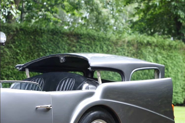 Đáng lưu ý, nhà sản xuất xe Daimler đứng phía sau SP250 và Daimler AG, công ty mẹ của Mercedes-Benz, là hai công ty khác biệt. Hồi năm 1896, một doanh nhân người Anh đã mua bản quyền cái tên này cho thị trường Anh.