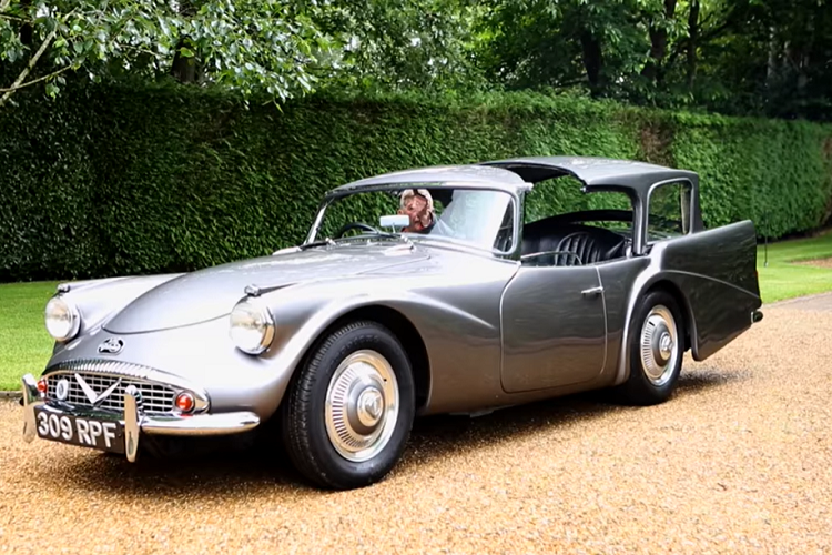 Trong năm 1960, Jaguar tiếp quản cái tên Daimler, và nhiều năm sau, Daimler trở thành một công ty có vai trò tương tự như Maybach đối với Mercedes. Một chiếc xe Daimler sẽ trông rất giống Jaguar nhưng với một cabin sang trọng hơn nhiều.