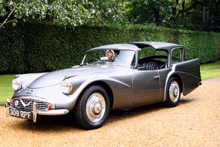 Trong năm 1960, Jaguar tiếp quản cái tên Daimler, và nhiều năm sau, Daimler trở thành một công ty có vai trò tương tự như Maybach đối với Mercedes. Một chiếc xe Daimler sẽ trông rất giống Jaguar nhưng với một cabin sang trọng hơn nhiều.