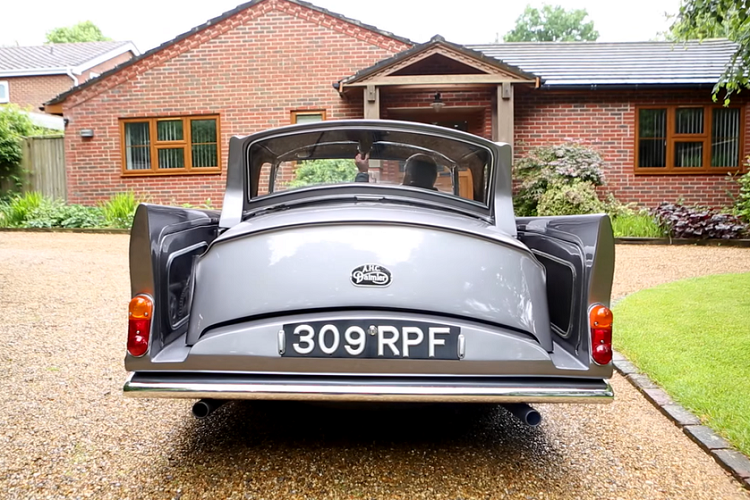 Một chiếc SP250 thông thường có trang bị mui mềm gấp lại, với tùy chọn mui cứng tháo ra. Tuy nhiên, chiếc SP250 đặc biệt ở đây lại có mui cứng thu vào từ công ty Antony H. Croucher Precision &amp; Prototype Engineering Co Ltd. của Anh Quốc để làm xe trưng bày công nghệ này.