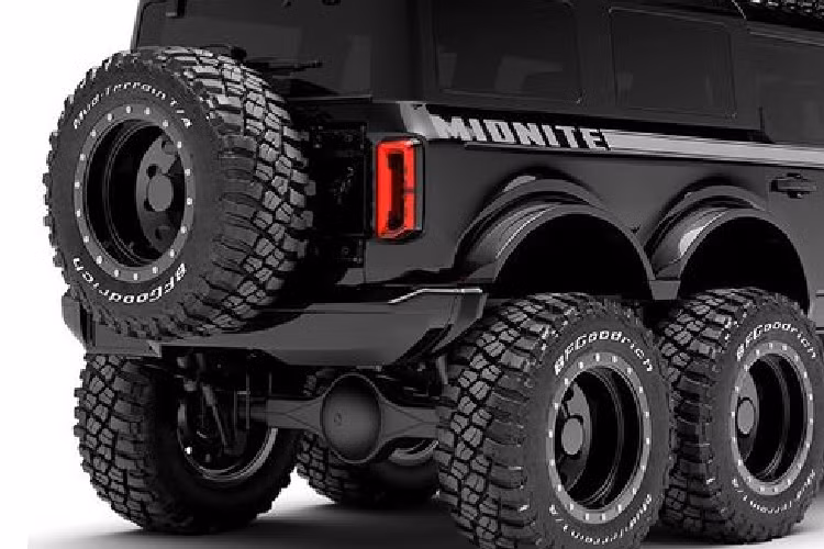 Toàn bộ phần ngoại thất của Ford Bronco 6x6 cực độc này được sơn màu đen bóng, bao gồm cả phim dán kính cũng trùng màu nhằm tạo ra cái nhìn đồng nhất và thu hút hơn. Theo xưởng độ Maxlider Brothers Customs, với việc có thêm 2 bánh phía sau cùng chiều dài gia tăng, khách hàng có thể tuỳ thích chọn lựa option lắp thêm ghế ngồi hoặc để trống nhằm thuận tiện cho việc vận chuyển hàng hoá...