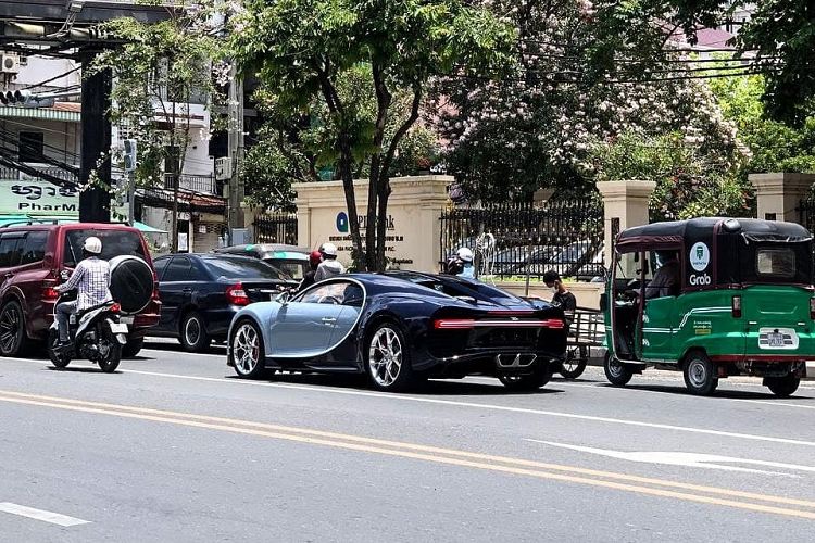 Việc một đại gia Campuchia mới đây tậu chiếc siêu xe triệu đô Bugatti Chiron cực độc thứ 3 về nước đã khiến cho không ít người yêu xe ở Đông Nam Á bất ngờ. Ngay sau khi lộ ảnh xuất hiện ở Campuchia, ông hoàng tốc độ Bugatti Chiron này đã được mang ra đường để "tắm nắng" trên đường phố xứ sở chùa tháp.